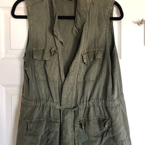 Universal Threads army green cargo style vest, size large